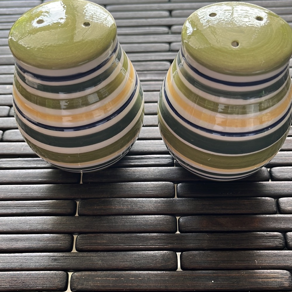 Salt and pepper shaker set